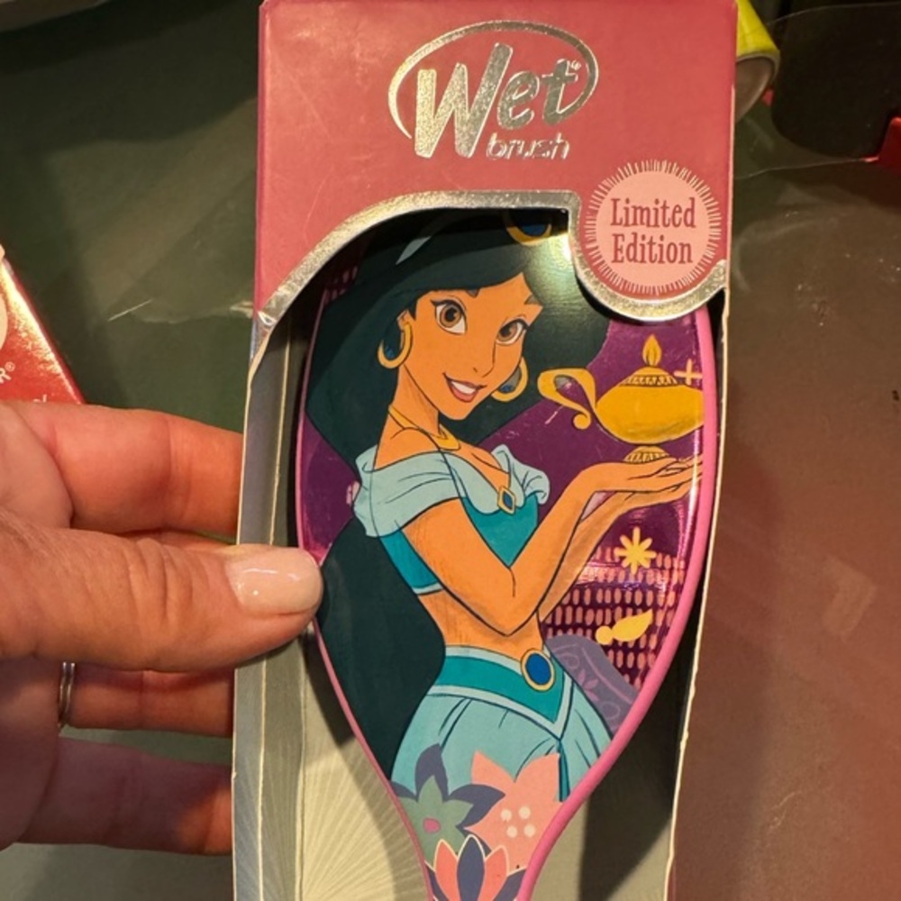 PRINCESS JASMINE “limited edition” wet brush!Collect them all🩷zoom in for deets
